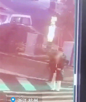 搞笑动图GIF：现在年轻人越来越会玩儿了~