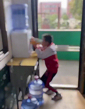 搞笑动图GIF：现在年轻人越来越会玩儿了~