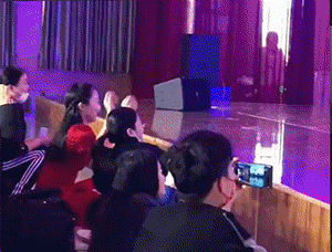 搞笑动图GIF：现在年轻人越来越会玩儿了~