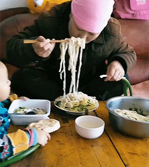 搞笑动图GIF：现在年轻人越来越会玩儿了~