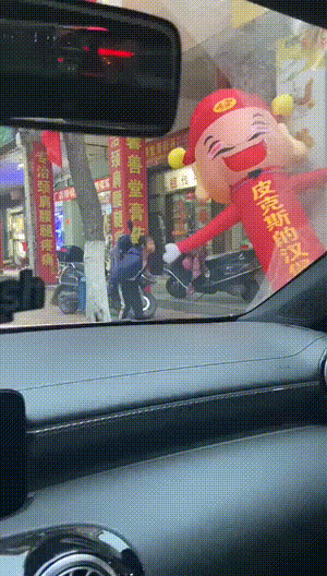 搞笑动图GIF：现在年轻人越来越会玩儿了~
