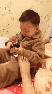 搞笑动图GIF：现在年轻人越来越会玩儿了~