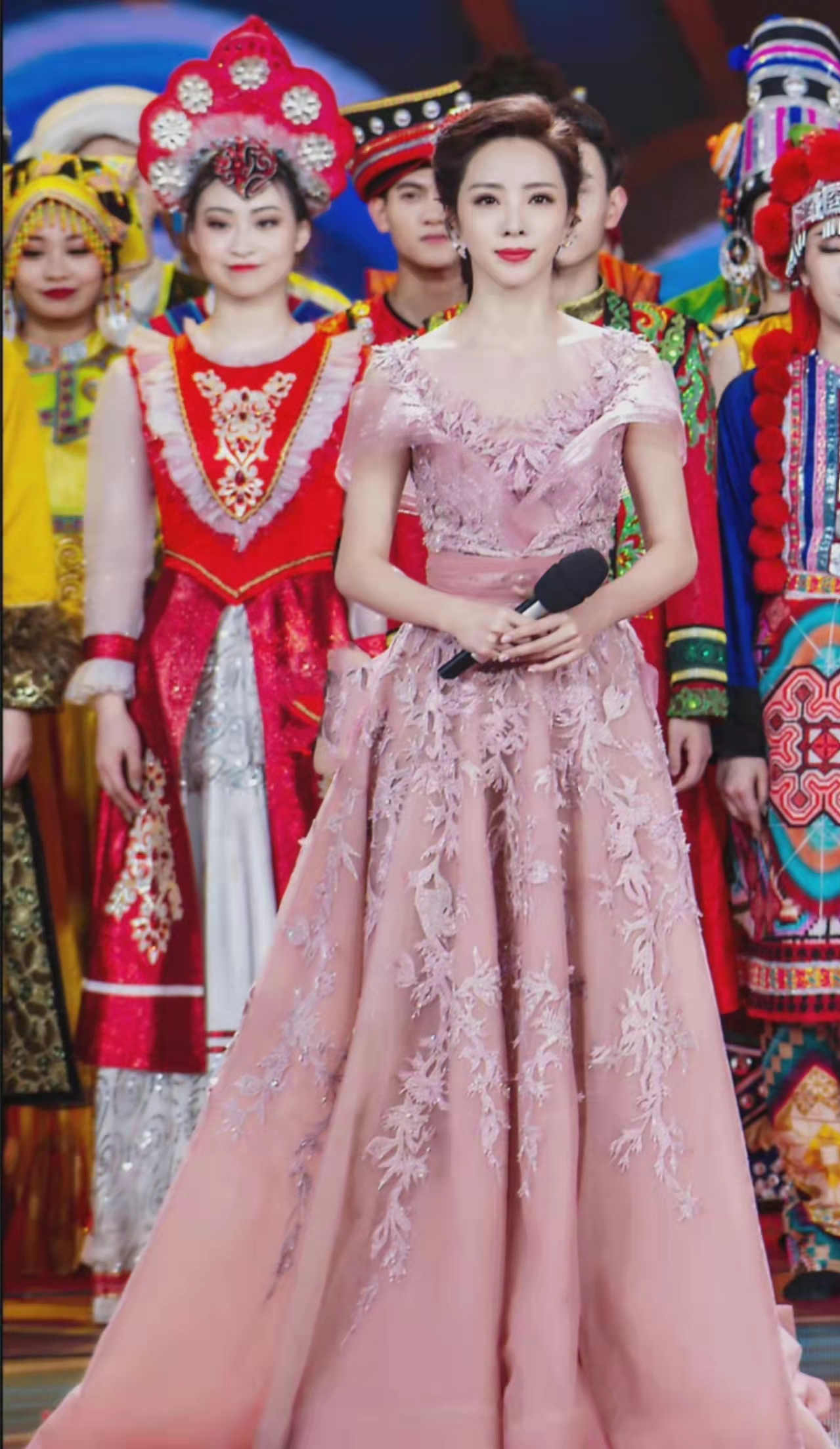 同时,李思思也是央视春晚舞台上的话题人物,每年晚会上她的妆容,礼服