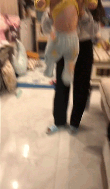 精彩的GIF：女子跳桥，被路过的货车接住！
