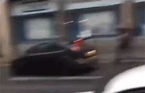 精彩的GIF：女子跳桥，被路过的货车接住！