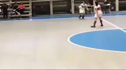 精彩的GIF：女子跳桥，被路过的货车接住！