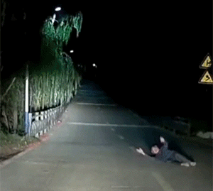精彩的GIF：女子跳桥，被路过的货车接住！