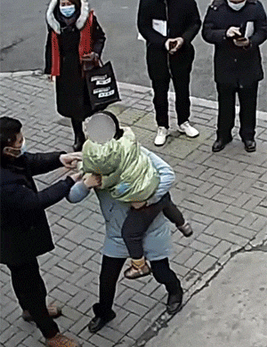 精彩的GIF：女子跳桥，被路过的货车接住！