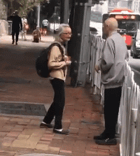 精彩的GIF：女子跳桥，被路过的货车接住！