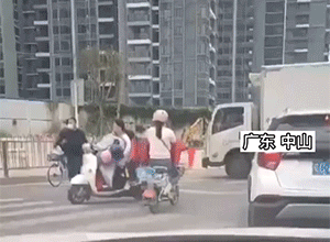 精彩的GIF：女子跳桥，被路过的货车接住！