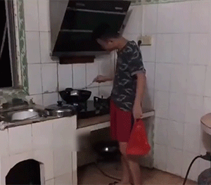 有趣GIF：他们吓哭了，我却笑哭了！