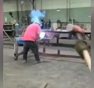有趣GIF：他们吓哭了，我却笑哭了！