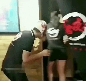 有趣GIF：他们吓哭了，我却笑哭了！