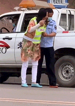 爆笑动图：驱蚊高跟鞋，这是什么神奇的脑洞！