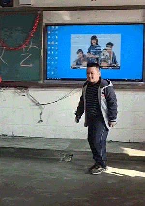 GIF动图：可怕，健身房没教练扶着，最好别练！