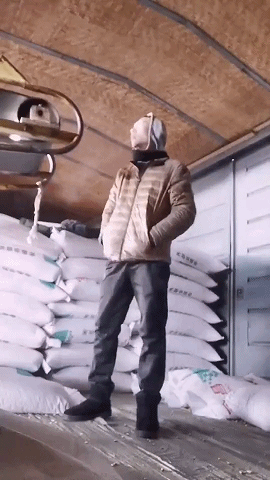 GIF图：男子跳轨被撞飞，男子再撞飞多人！
