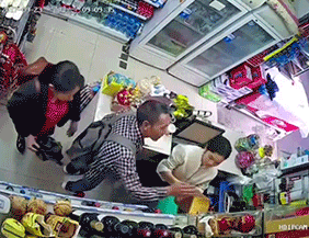 GIF图：男子跳轨被撞飞，男子再撞飞多人！