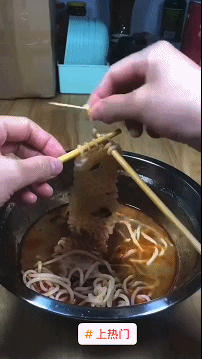 GIF图：男子跳轨被撞飞，男子再撞飞多人！