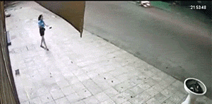 GIF图：男子跳轨被撞飞，男子再撞飞多人！