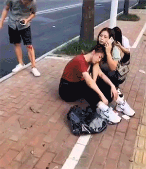 GIF图：男子跳轨被撞飞，男子再撞飞多人！