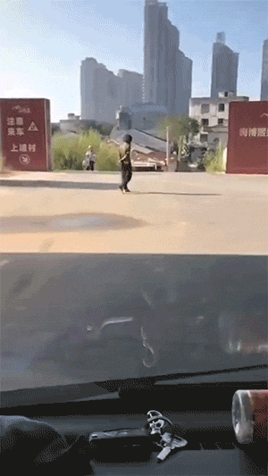 爆笑的GIF动图：地面结冰，下台阶要注意啊！