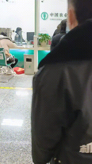 爆笑的GIF动图：地面结冰，下台阶要注意啊！