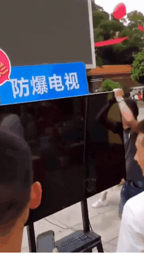 爆笑的GIF动图：地面结冰，下台阶要注意啊！