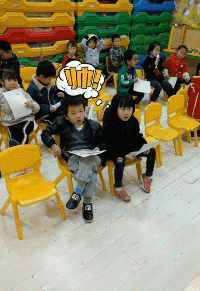 爆笑动图：在学校上学上出老大的感觉来了？