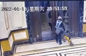 2022GIF：山东一代驾小哥被大厅门压死，唉！