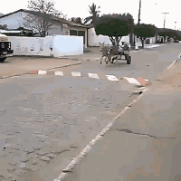 2022GIF：山东一代驾小哥被大厅门压死，唉！