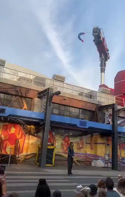 2022GIF：山东一代驾小哥被大厅门压死，唉！