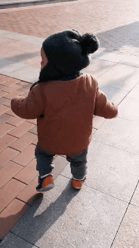 2022GIF：山东一代驾小哥被大厅门压死，唉！