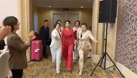 2022GIF：山东一代驾小哥被大厅门压死，唉！