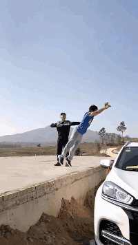 2022GIF：山东一代驾小哥被大厅门压死，唉！