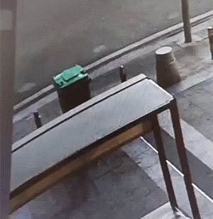2022GIF：山东一代驾小哥被大厅门压死，唉！