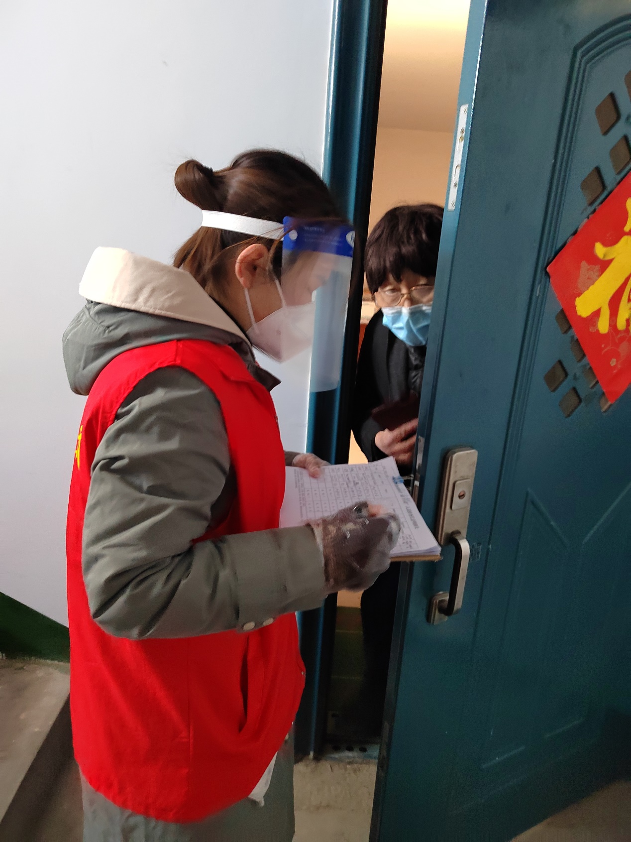 鹤壁市淇滨区税务局“税务蓝”变身“志愿红”助力疫情防控“敲门行动”