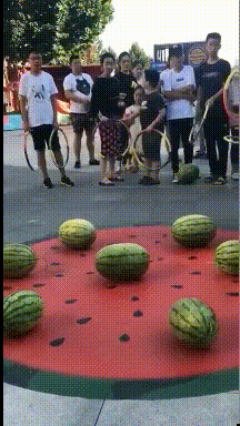 GIF：47岁失足女不讲武德，18岁男孩愤而报警