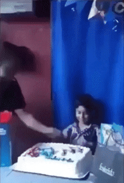 GIF：47岁失足女不讲武德，18岁男孩愤而报警