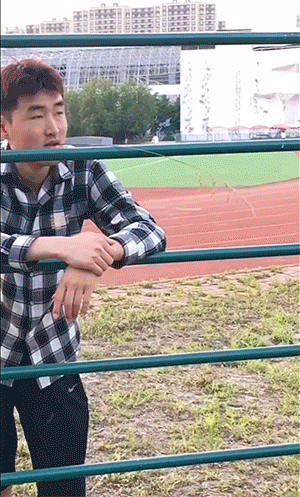 有趣GIF：男人的快乐很简单！