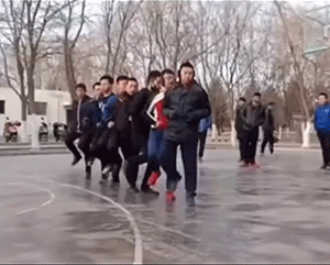 有趣GIF：男人的快乐很简单！