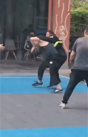 有趣GIF：男人的快乐很简单！