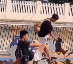 有趣GIF：男人的快乐很简单！