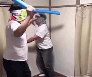 有趣GIF：男人的快乐很简单！