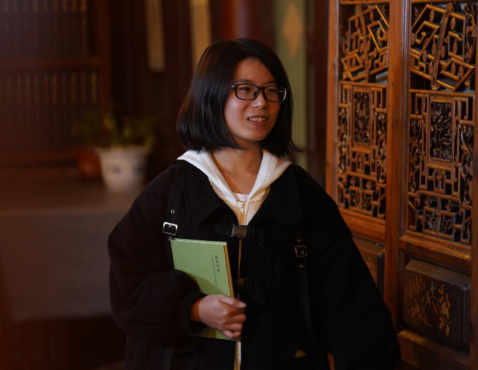 北大考古女孩回母校宣讲因凡尔赛意外走红过往经历被扒出