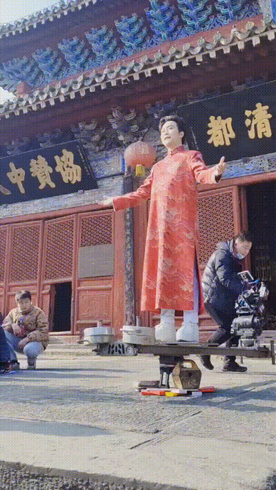 爆笑GIF动图：360无死角拍摄，我却看上了他的增高鞋！