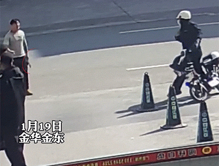 爆笑GIF动图：为什么看到他摔倒，心里会莫名的舒爽呢？