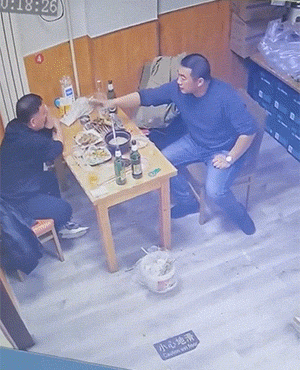 爆笑GIF动图：为什么看到他摔倒，心里会莫名的舒爽呢？