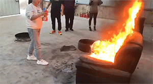 搞笑动图：一年搞笑一次的杀年猪！
