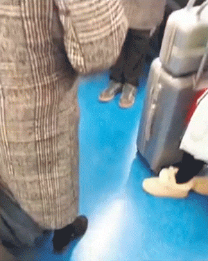 撞衫爆笑GIF大全：社死般撞衫，大写的尴尬！