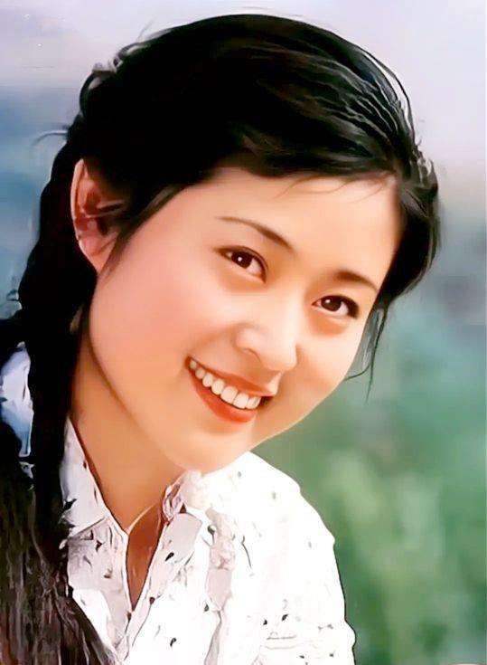 20岁那年,倪萍考取了山东省艺术学院,但是在上学前她做的第一件事,就